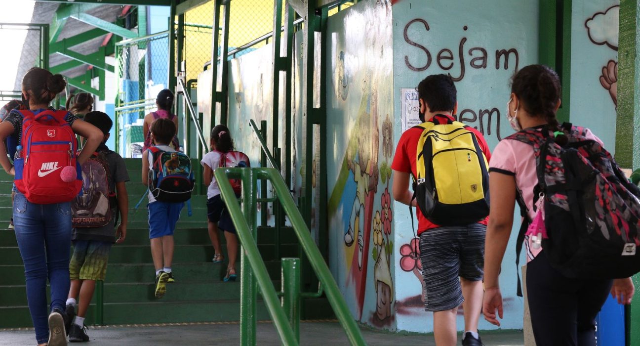 menos-da-metade-das-escolas-publicas-esta-ligada-a rede-de-esgoto
