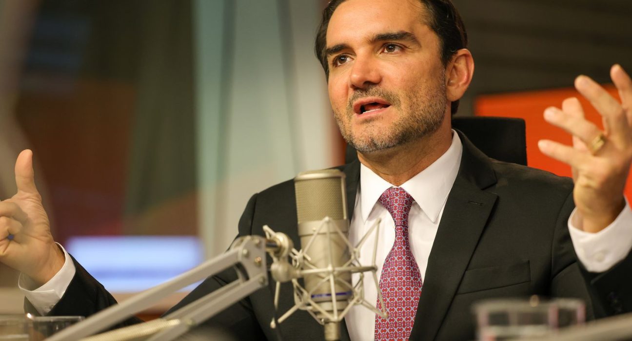 celso-sabino-anuncia-saida-do-comando-do-ministerio-do-turismo