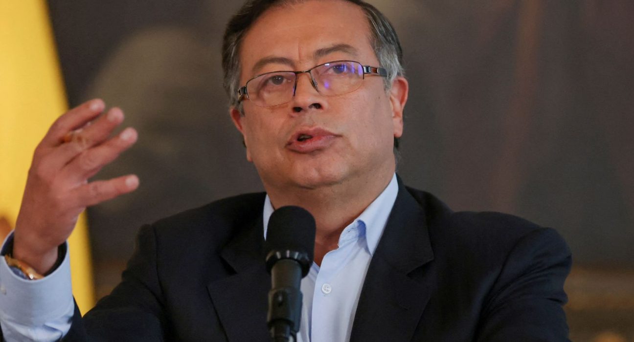 estados-unidos-revogam-visto-do-presidente-da-colombia