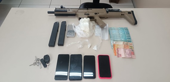 carabina-e-drogas-sao-apreendidas-pela-pm-em-serrinha