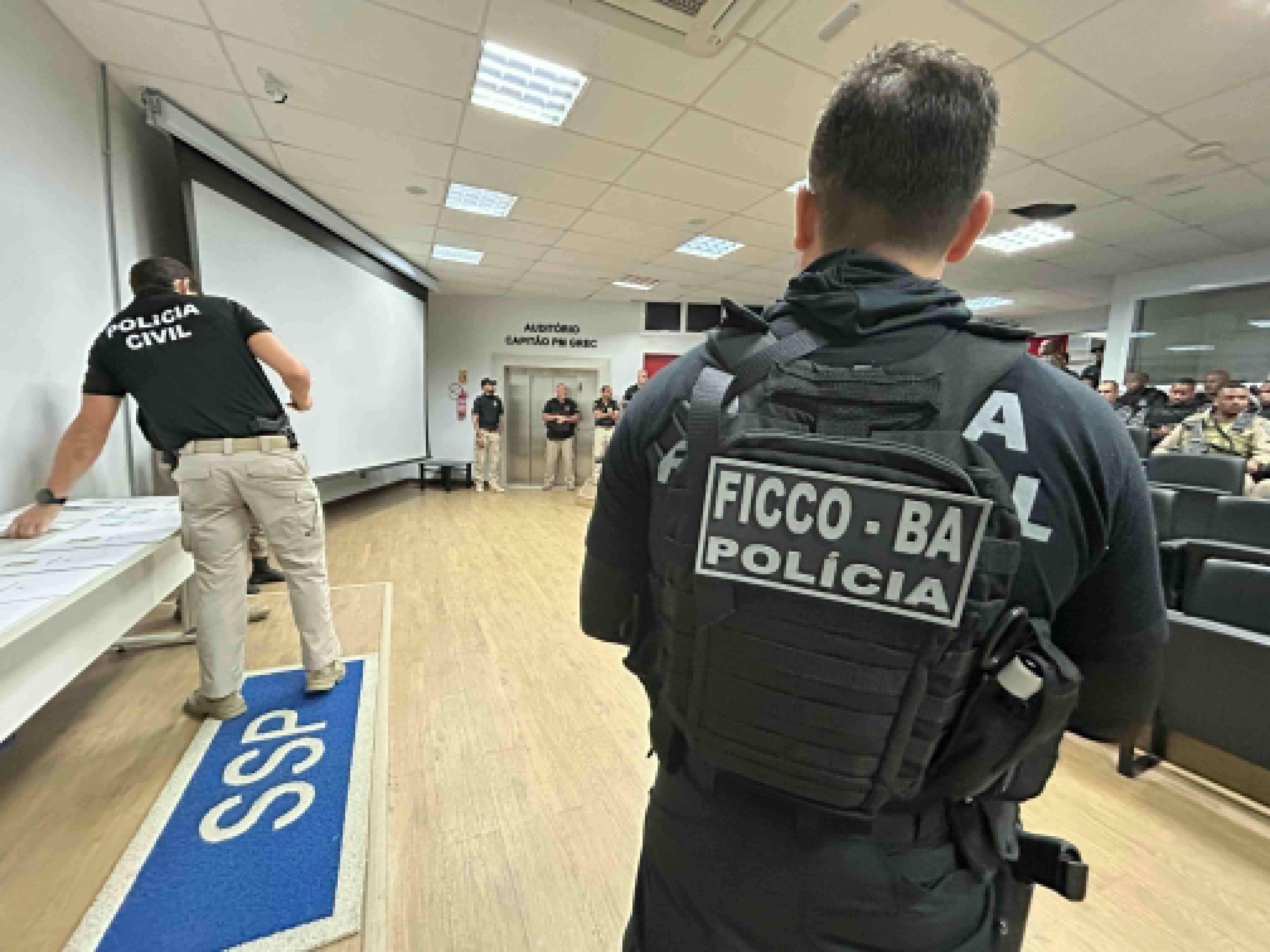 FICCO Bahia, PC, PF e Interpol capturam em Portugal homem que estuprou a própria filha de 4 anos de idade