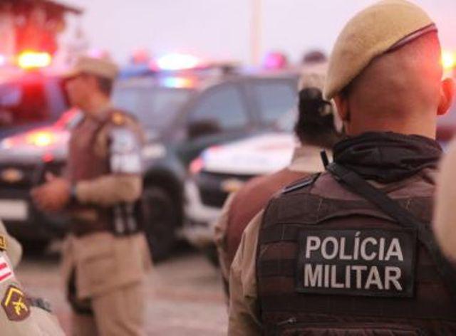 Policial militar de costas
