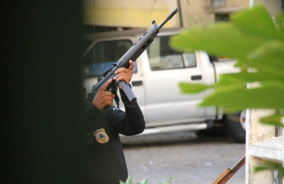 Um PC aponta uma arma