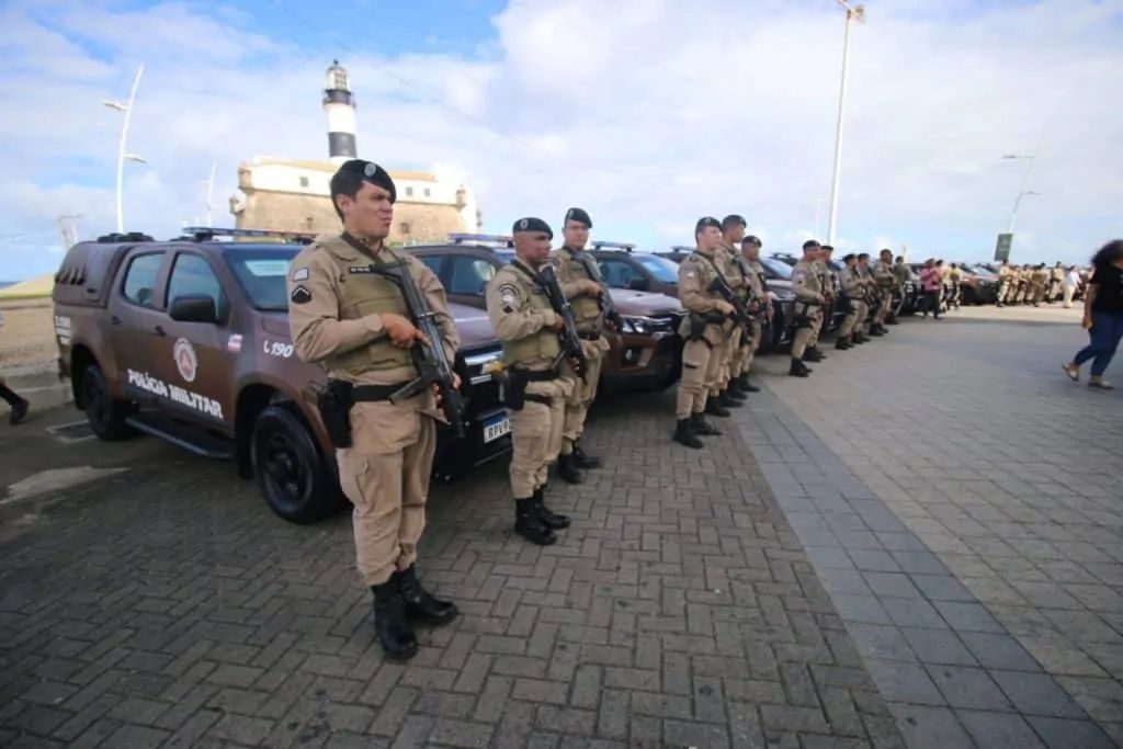 Policiais militares estão em uma entrega de viaturas
