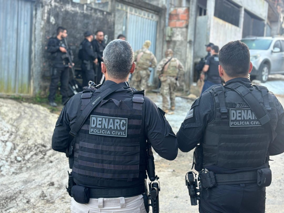 Policiais civis estão de costas