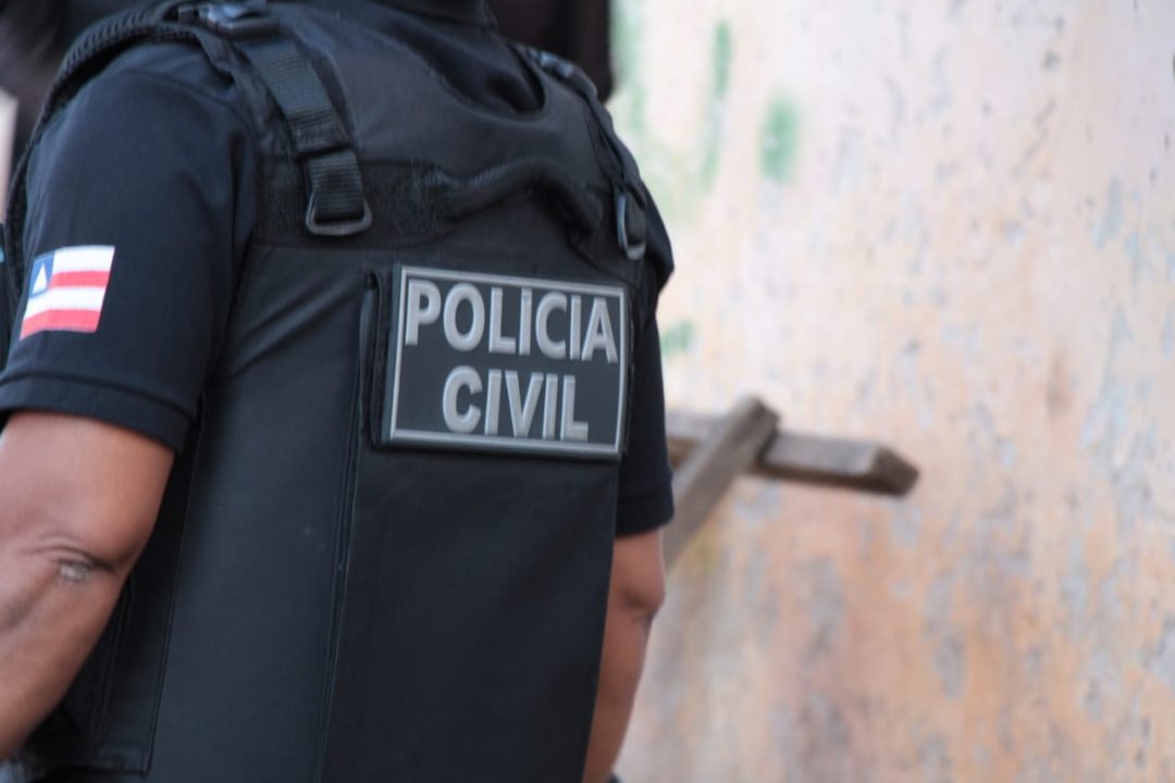 Policiais civis estão de costas
