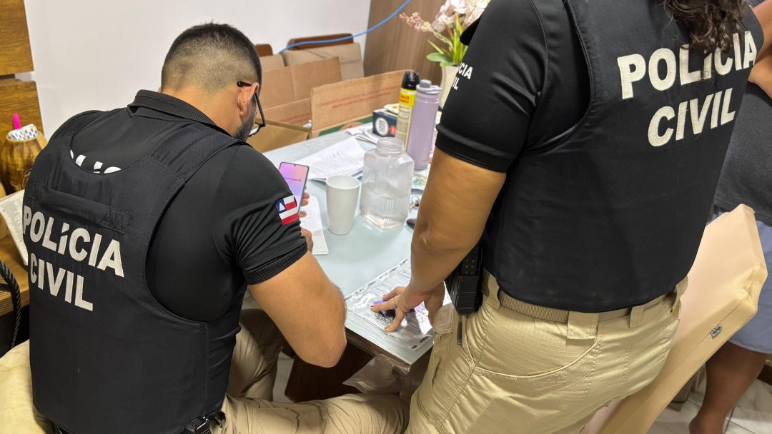 Policiais apreendem documentos durante a operação