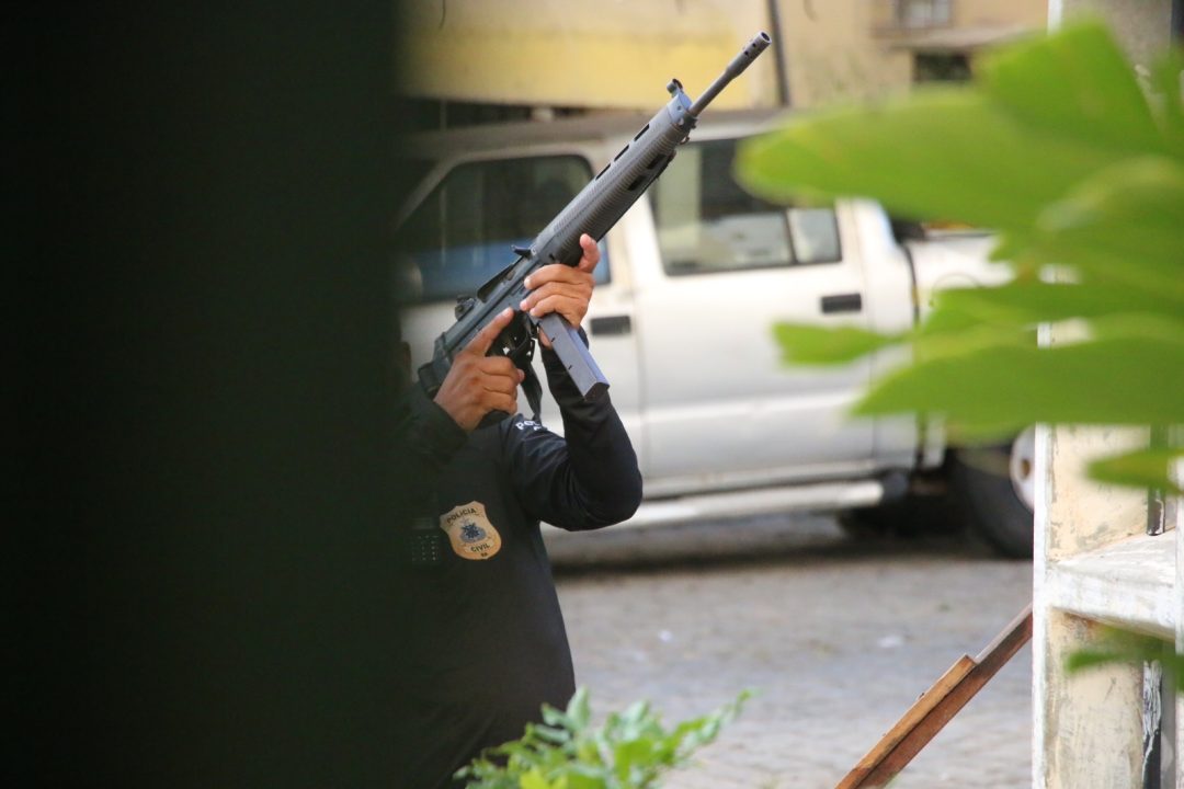 PC aponta uma arma durnate a operação