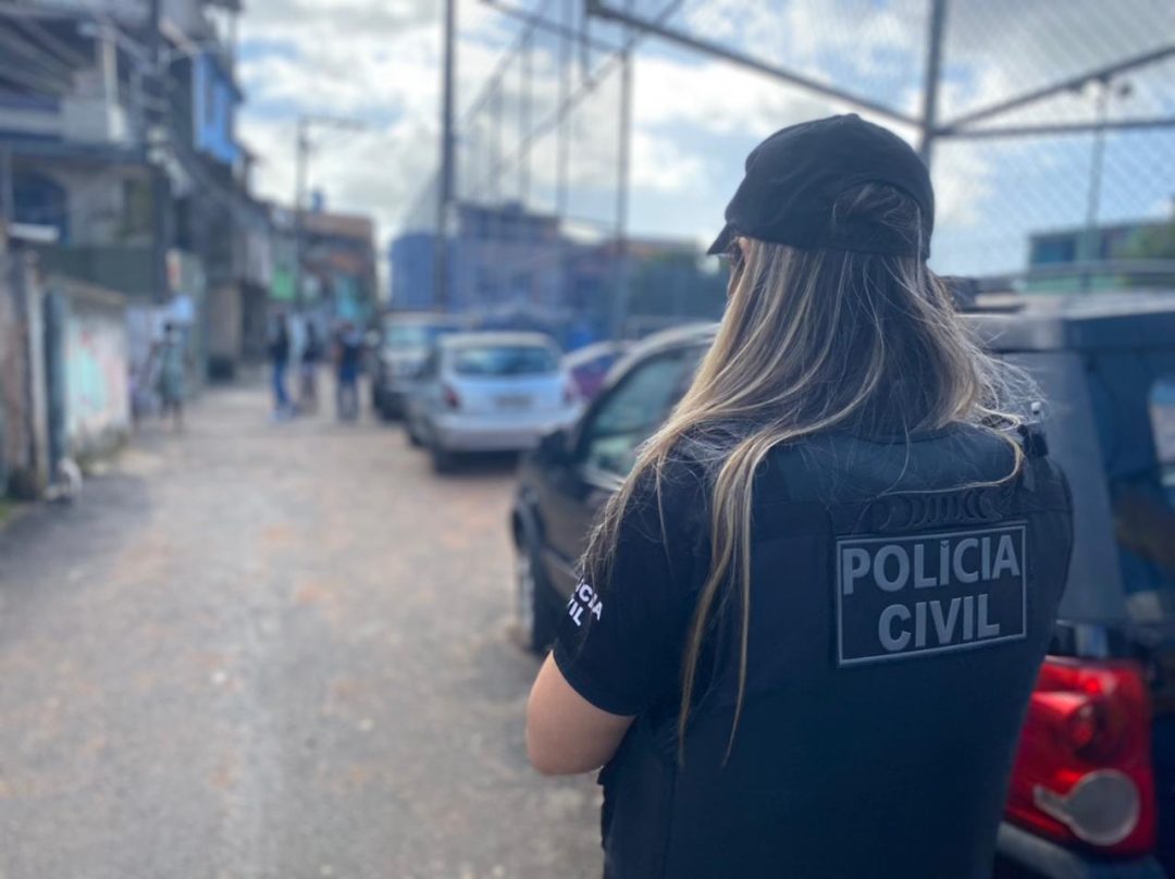 Um homem de 43 anos foi preso, na quinta-feira (18), após descumprir medidas protetivas impostas pela justiça, no âmbito da Lei Maria da Penha. A detenção foi efetuada por uma equipe da Delegacia Especial de Atendimento à Mulher (DEAM) de Vitória da Conquista, no sudoeste da Bahia, em cumprimento a um mandado judicial.   A prisão ocorreu na Fazenda Paraíso, localizada na zona rural de Vitória da Conquista, no Povoado de Bate-pé. Após a detenção, o homem foi submetido a exames periciais no Departamento de Po