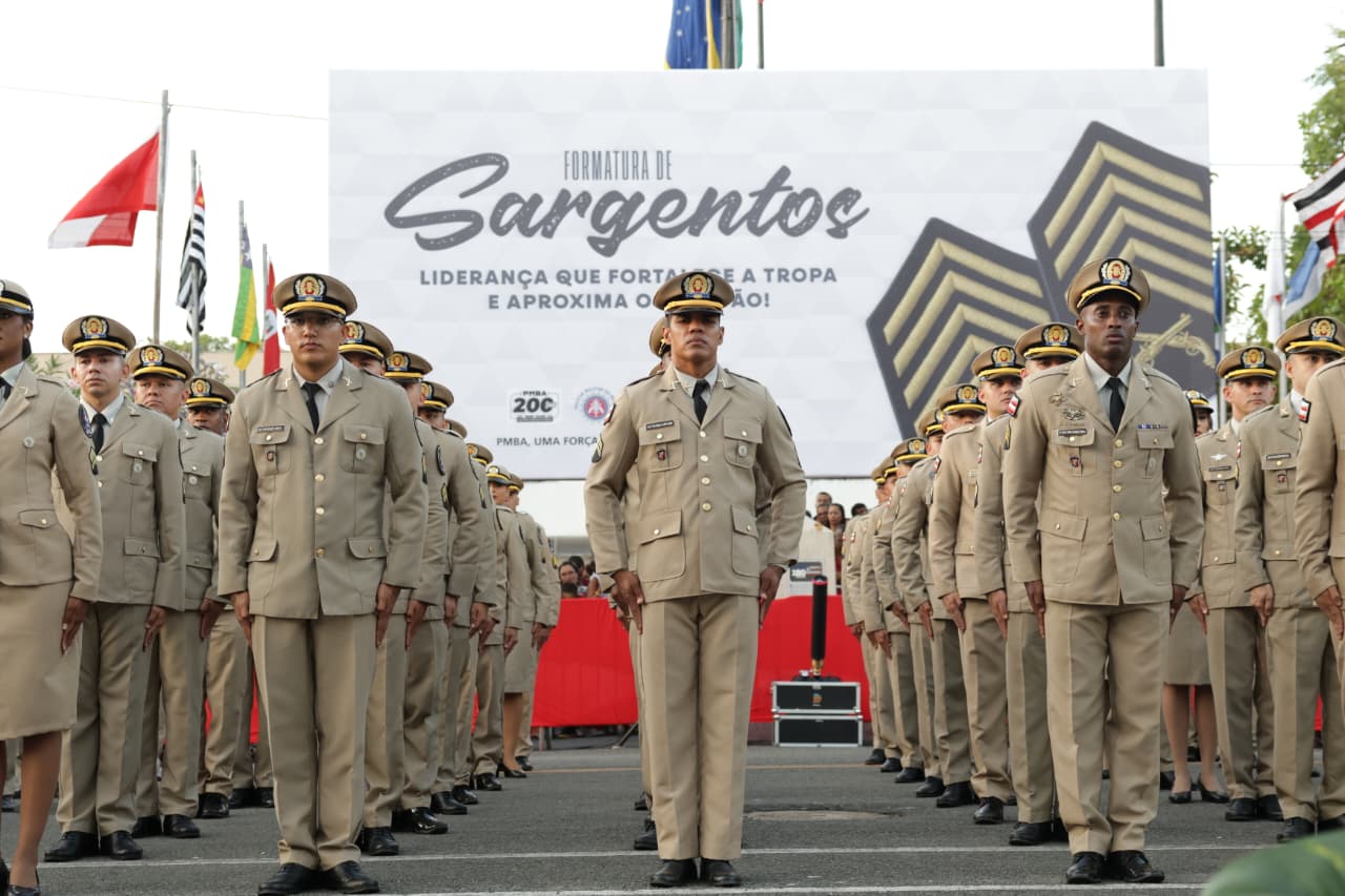 Os formandos — cabos e soldados aprovados em concurso interno — iniciaram o Curso de Formação de Sargentos em 18 de novembro do ano passado. Ao longo de 1.200 horas-aula, distribuídas em dois módulos, os policiais se dedicaram ao aperfeiçoamento técnico e operacional, visando ao exercício de funções de liderança e comando.  Com a conclusão do curso, 155 homens e 45 mulheres, oriundos de diversas regiões do estado, passaram a integrar o quadro de sargentos da PMBA. Eles assumirão novas responsabilidades na c