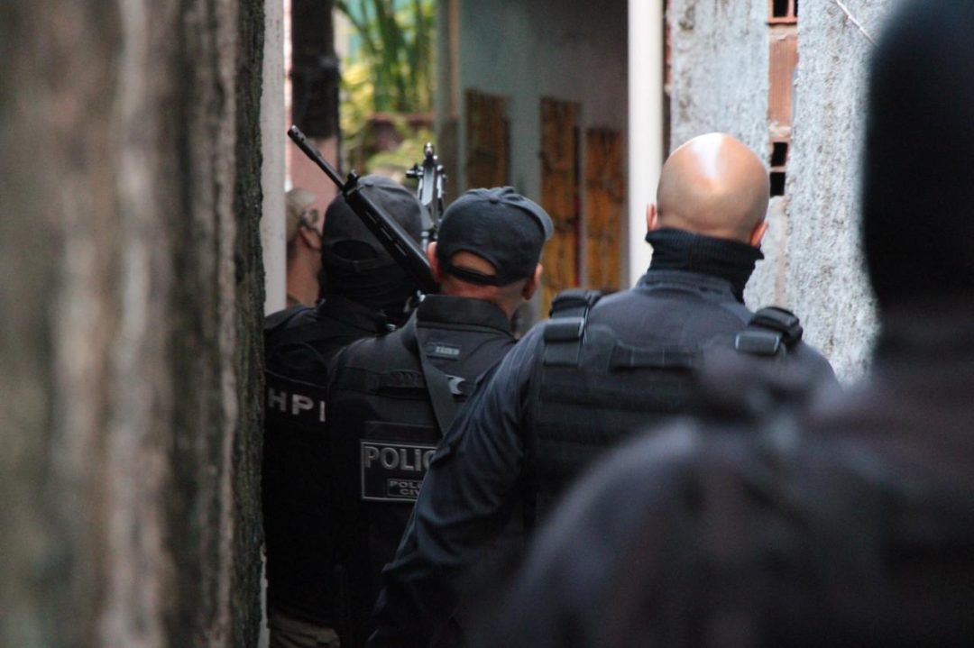 Suspeito de tráfico de drogas é preso em Vila Canária e submetralhadora da PM de São Paulo é apreendida
