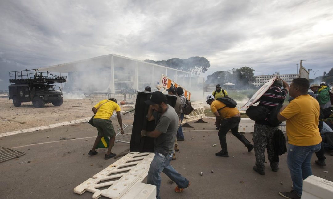 Joedson Alves/Agencia Brasil Brasilia 07/02/2023 - Manifestantes invadem predios publicos na praca dos Tres Poderes, na foto manifestantes com grades de protecao do predio do Tribunal Superior Federal (STF)