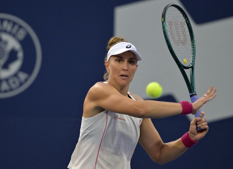 Reuters/Eric Bolte/proibida reprodução Jul 29, 2025; Montreal, QC, Canada; Beatriz Haddad Maia (BRA) returns the ball against Suzan Lamens (NED) in second round play at IGA Stadium. Mandatory Credit: Eric Bolte-Imagn Images