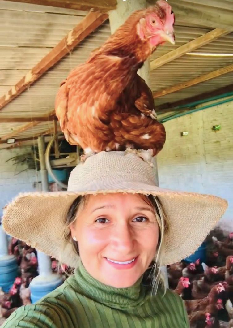Marli Oliveira/Arquivo pessoal Brasília (DF), 29/09/2025 – Marli Oliveira, agricultora familiar que fornece ovos, mel e carnes de galinha, porco e ovinos para o Pnae no Ceará Como o Brasil virou referência na alimentação escolar . Foto: Marli Oliveira/Arquivo pessoal