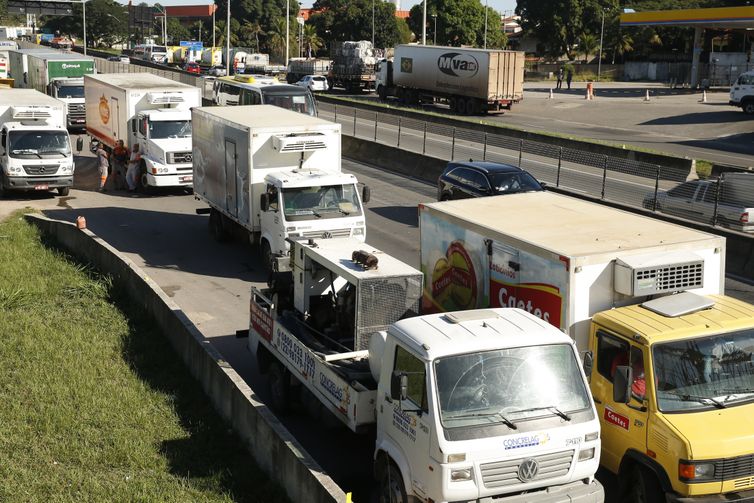 Caminhoneiros fazem paralisação na BR 101, Niterói-Manilha, na altura de Itaboraí, no Rio de Janeiro. 