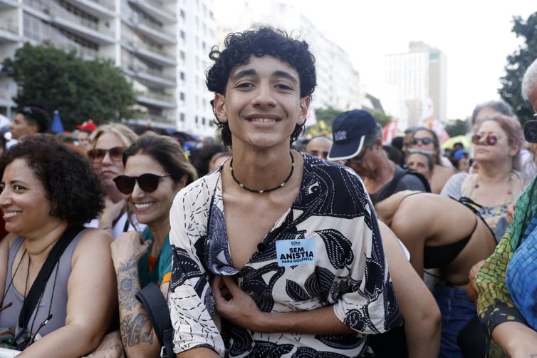 Tânia Rêgo/Agência Brasil Rio de Janeiro (RJ), 21/09/25 - Caio Júlio Peres participa de protesto contra a PEC da Blindagem e PL da Anistia na orla de Copacabana. Foto: Tânia Rêgo/Agência Brasil