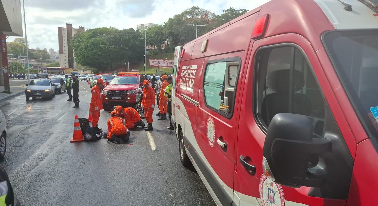 bombeiros-em-formacao-prestam-primeiros-socorros-a-vitima-de-acidente-na-bonoco