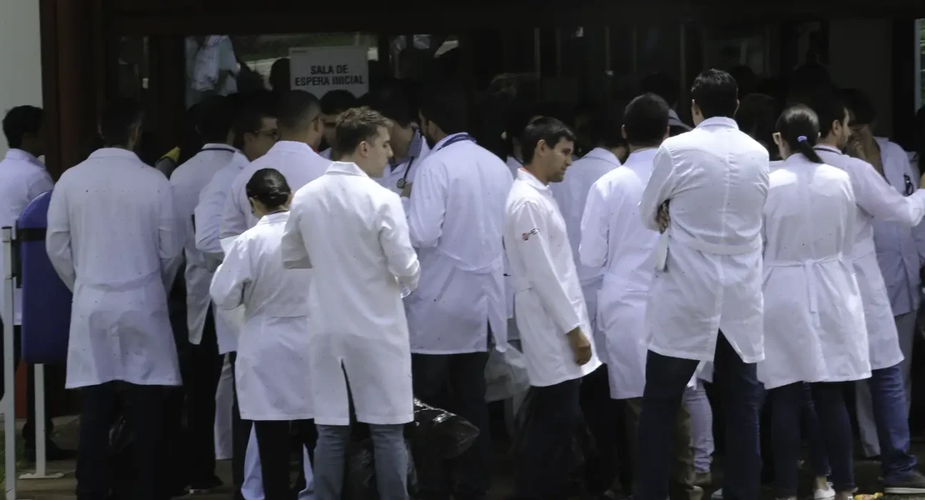 revalida-2025/2:-prazo-para-envio-de-diploma-medico-termina-hoje