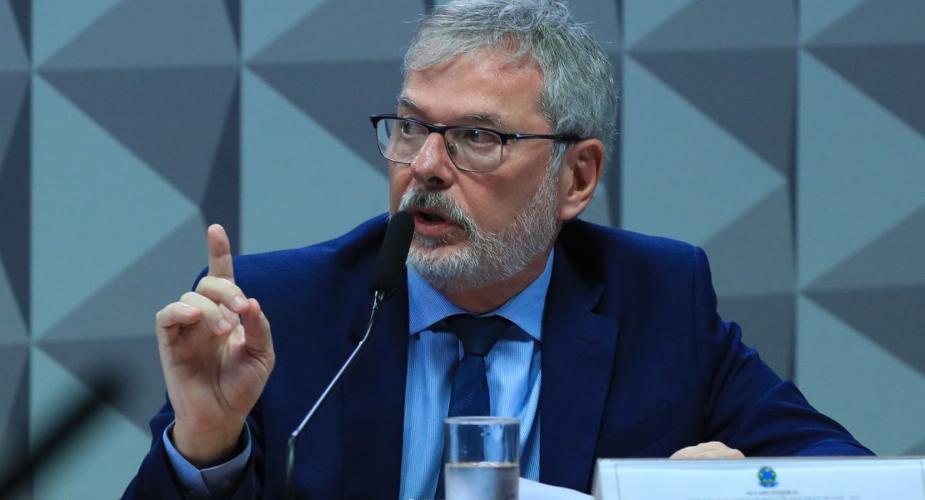 ex-diretor-do-inss-nega-vinculo-politico-em-depoimento-a-cpi