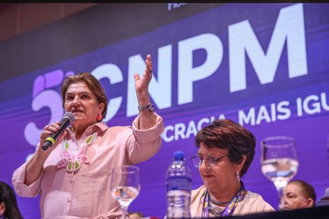 José Cruz/Agência Brasil Brasília (DF), 01/10/2025 – A ministra da mulheres, Márcia Lopres (c), discursa na 5ª Conferência Nacional de Políticas para as Mulheres. Foto: José Cruz/Agência Brasil