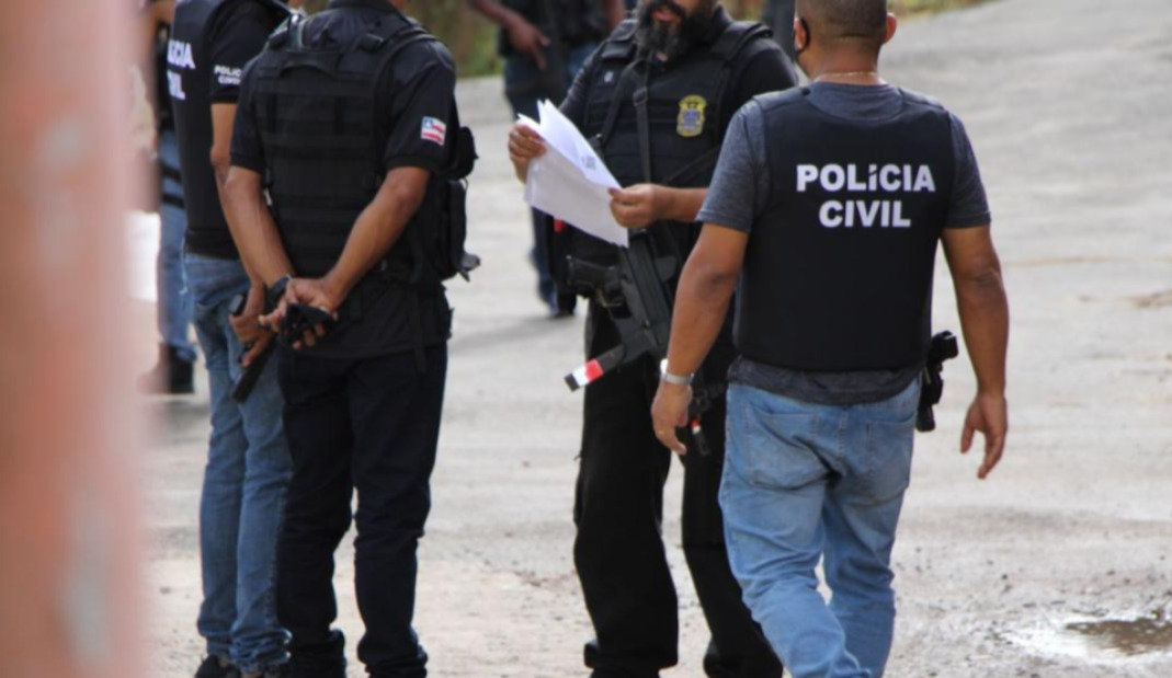 Policiais civis estão de costas