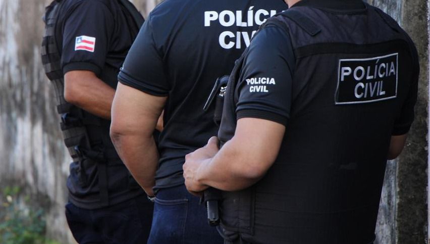 Policiais civis estão de costas
