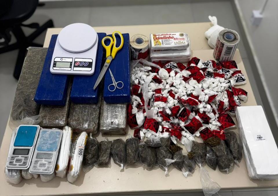 Materiais apreendidos são exibidos