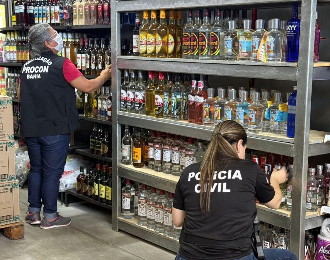 Policiais civis estão de costas