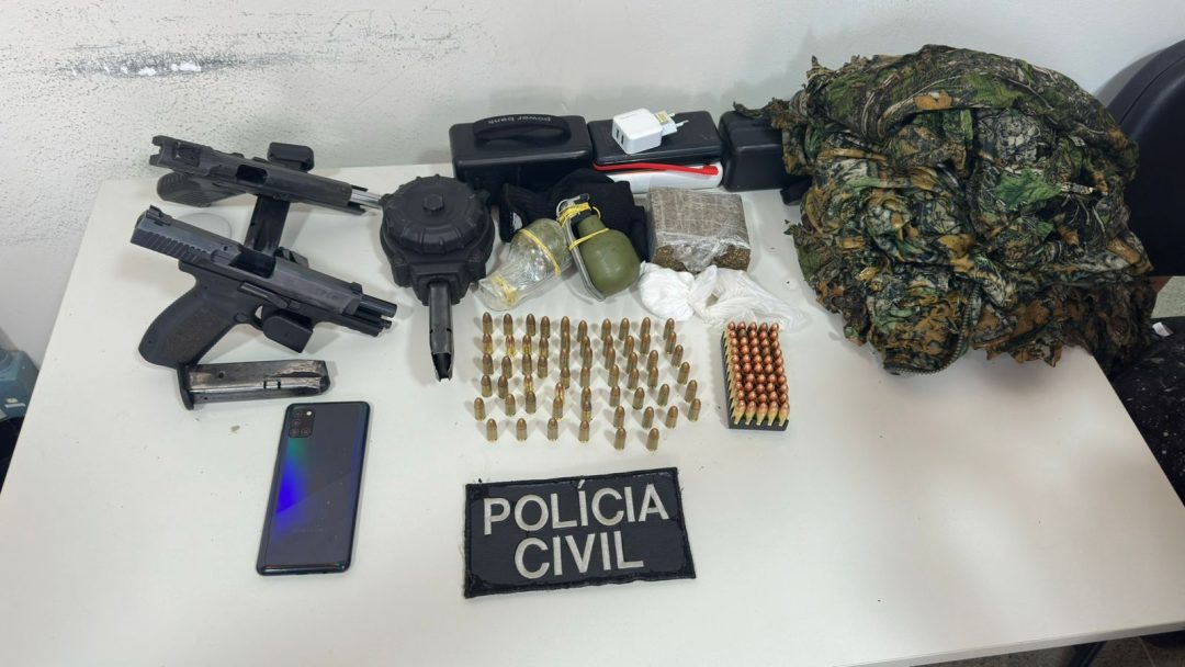 Materiais apreendidos são exibidos