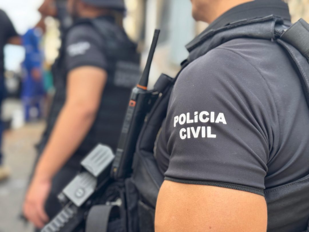 Policiais civis estão de costas