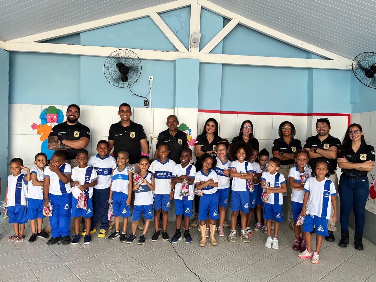 Alunos de escola municipal em Salvador participam de ação social promovida pela Polícia Civil