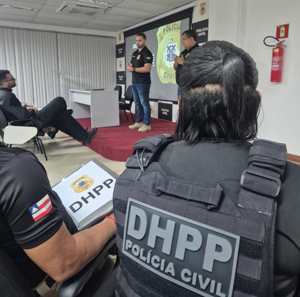 Policiais civis estão de costas