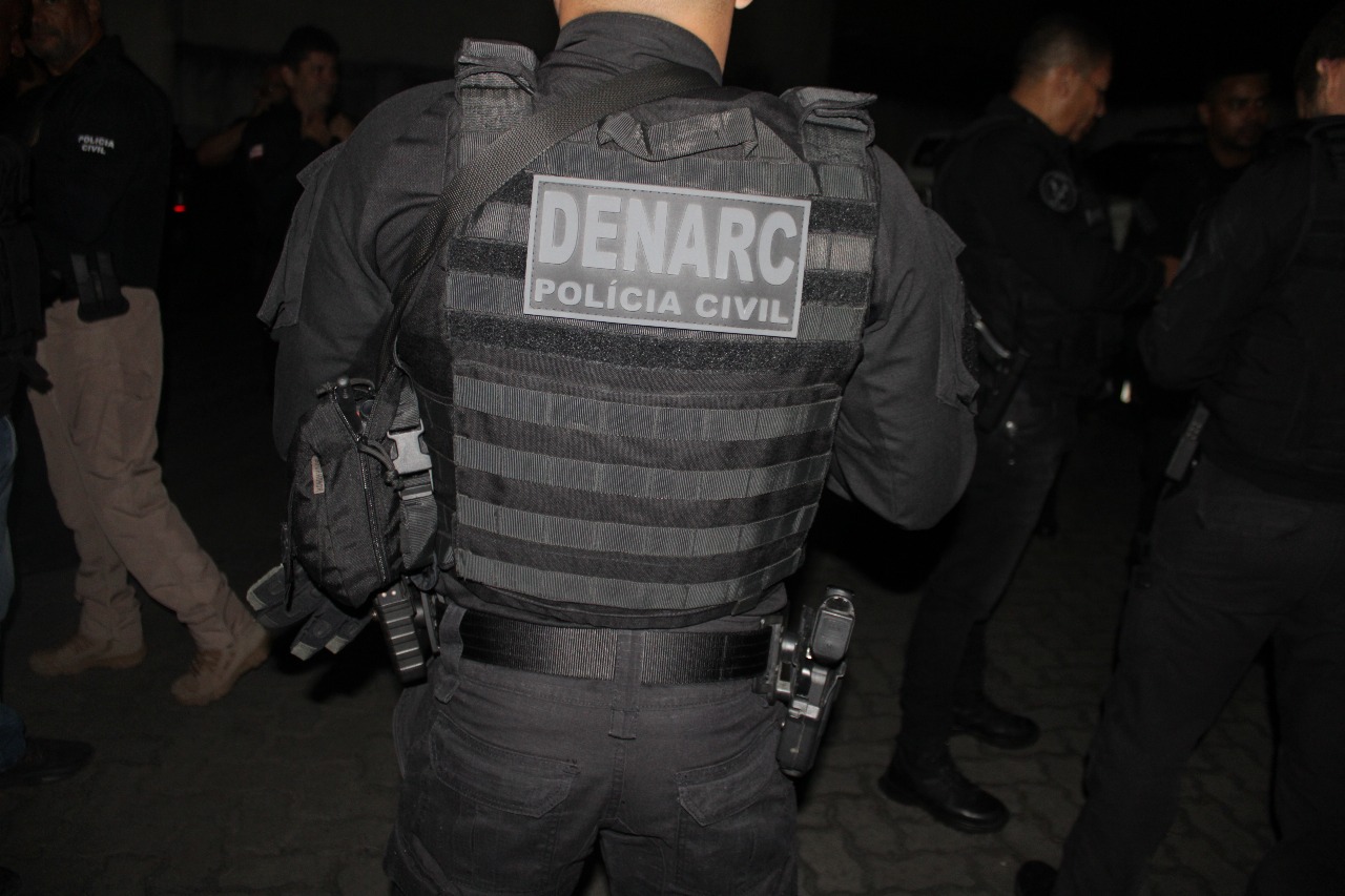 Policiais civis estão de costas