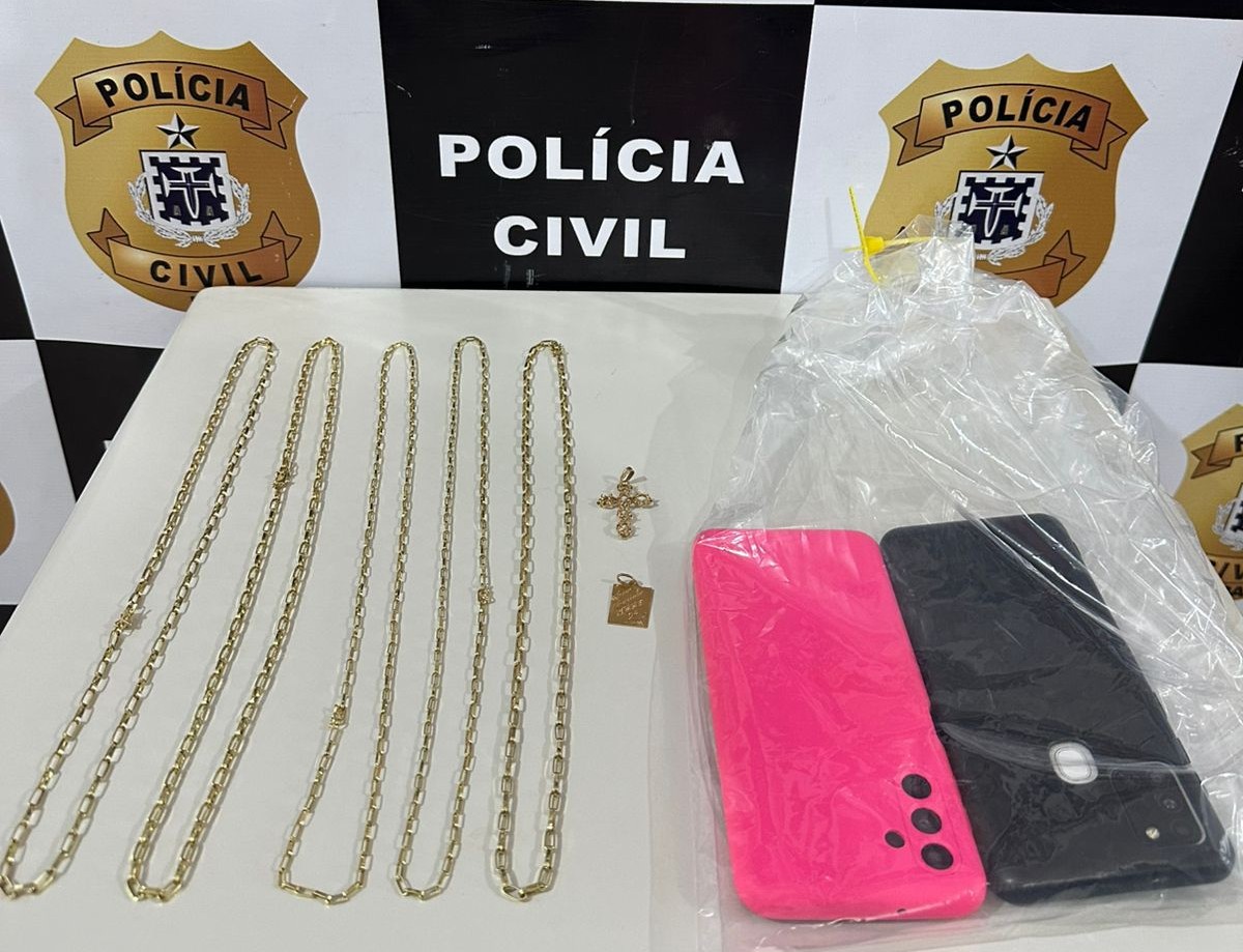 Materiais apreendidos são exibidos
