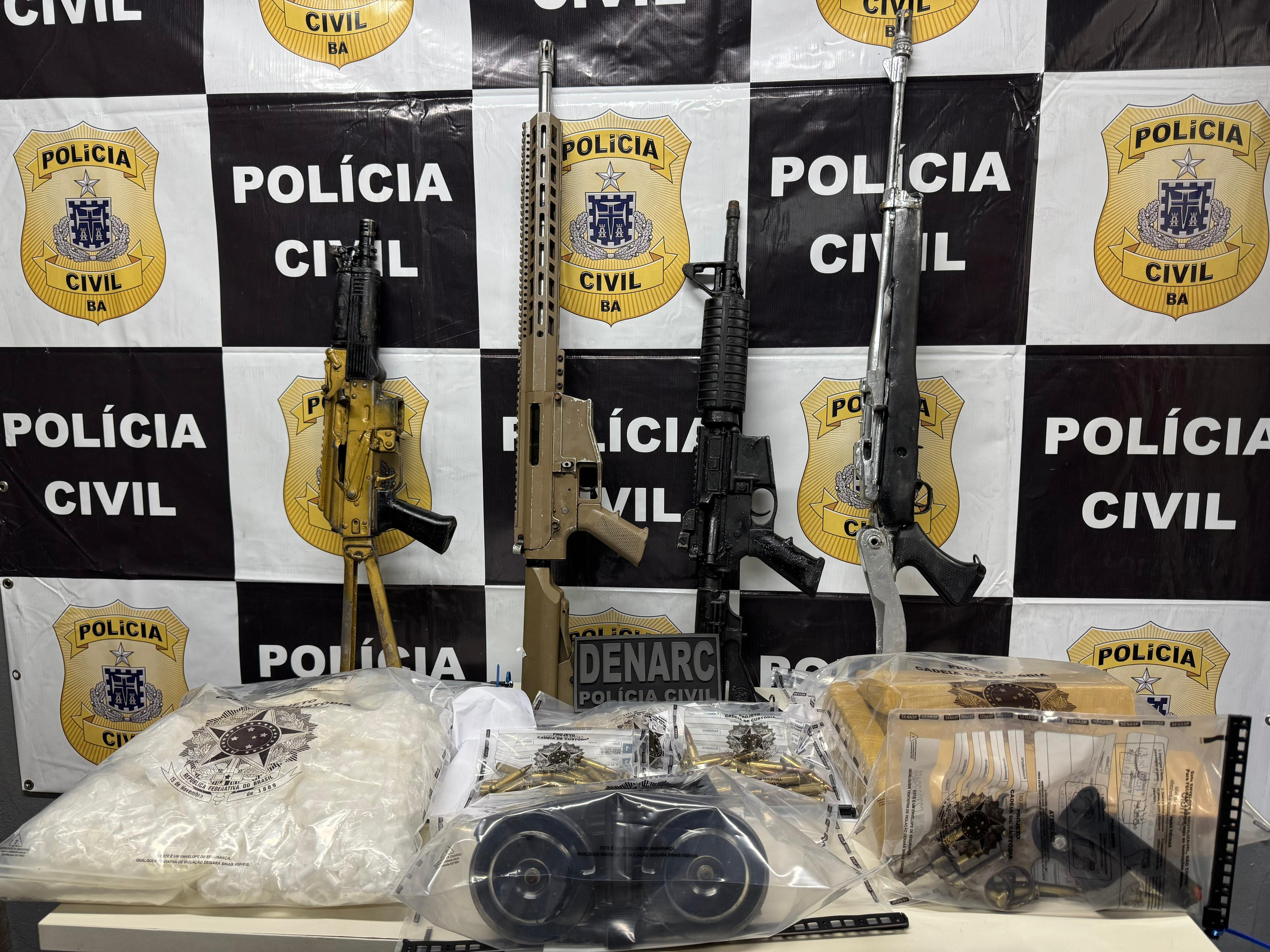 Materiais apreendidos são exibidos