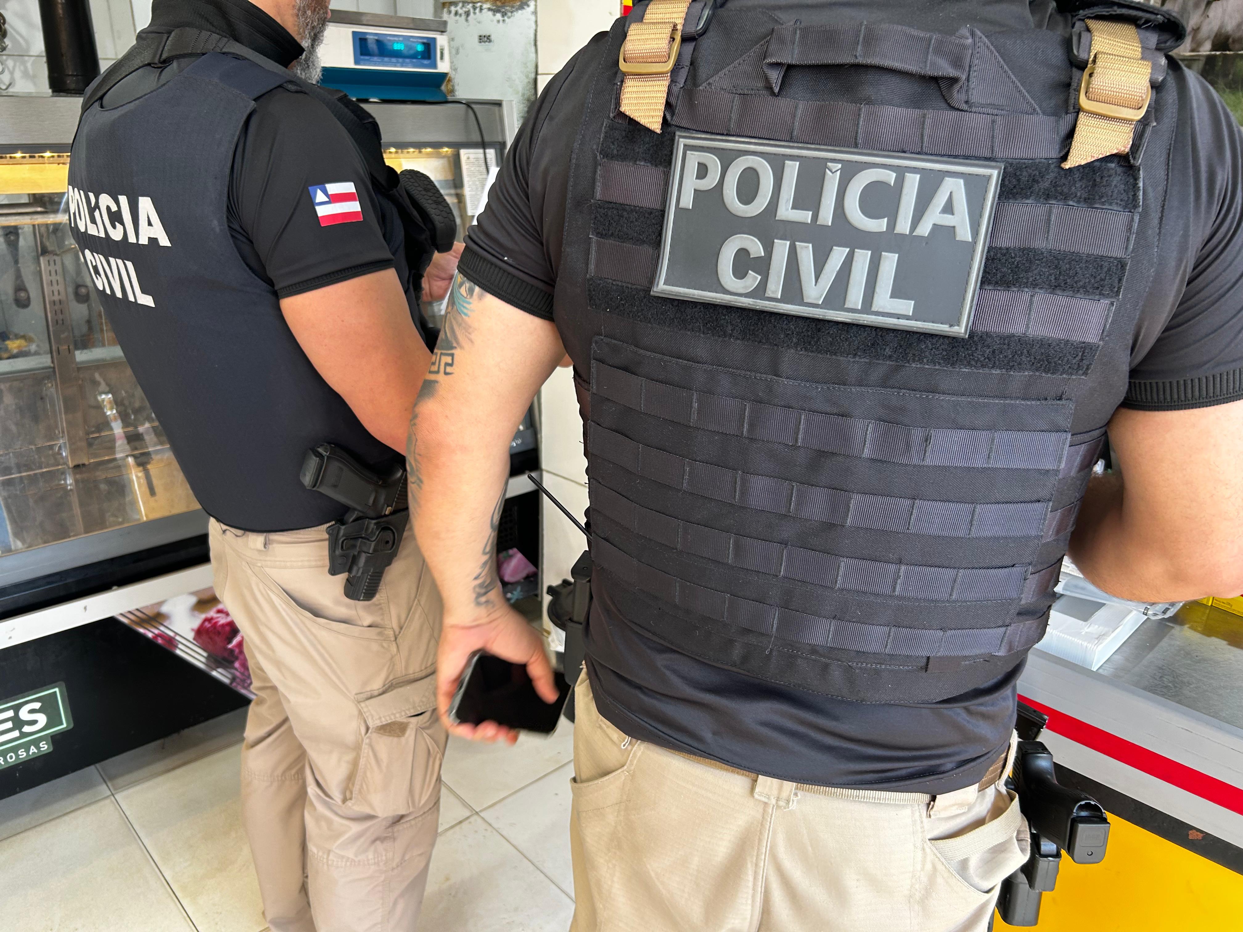 Policiais civis estão de costas