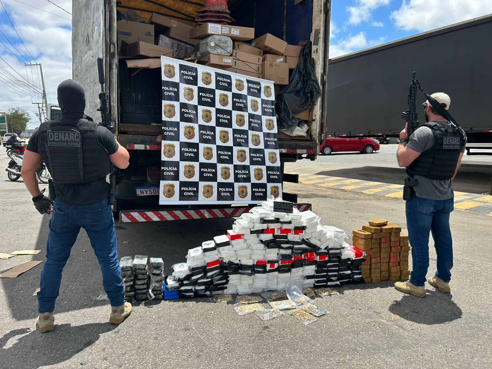 Materiais apreendidos são exibidos
