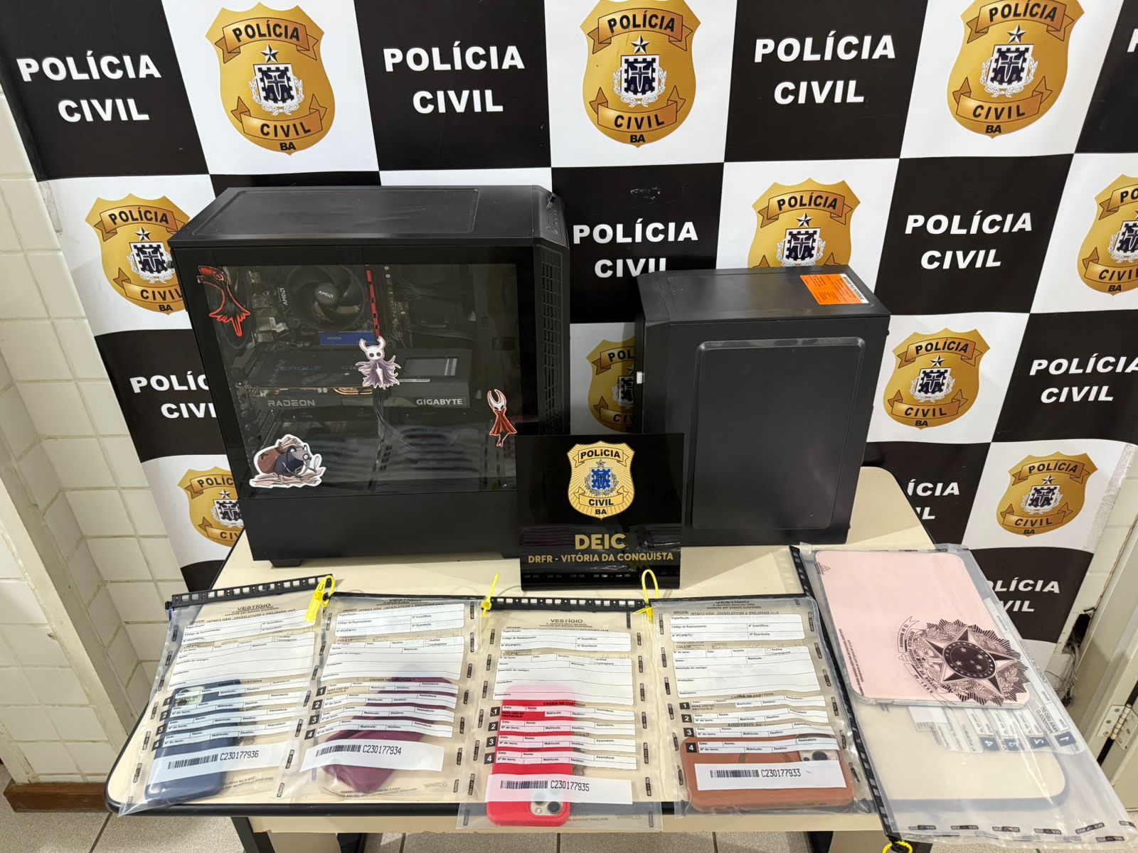 Materiais apreendidos são exibidos