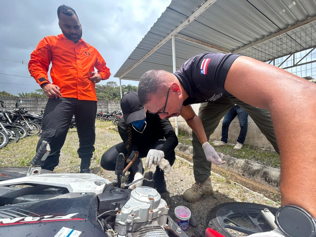 Oito motocicletas e quatro carros foram encontrados com adulterações de sinal no motor, chassi, placas trocadas e clonadas, durante a vistoria dos policiais.