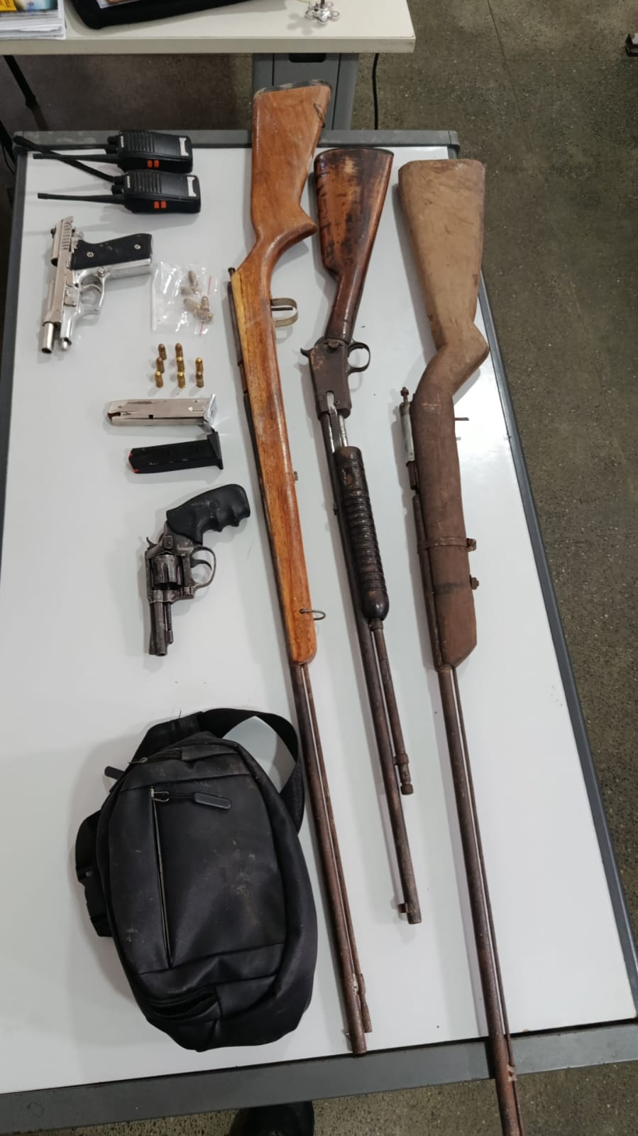 Com o reforço do patrulhamento ostensivo no Extremo Sul, a Polícia Militar alcançou nesta terça-feira (28), três suspeitos de atacar um assentamento na cidade de Itamaraju.  Pistola, revólver, espingardas, carregadores, munições e um veículo foram localizados e apreendidos pelas Forças da Segurança Pública.  O patrulhamento na região foi reforçado com equipes da Polícia Militar e da Força Nacional. A investigação e as ações de inteligência são realizadas de forma integrada pelas Polícias Civil e Federal
