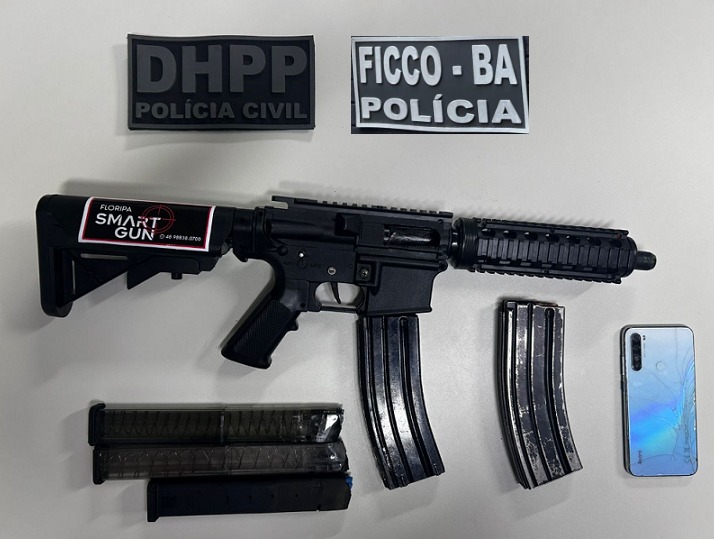 Materiais apreendidos são exibidos