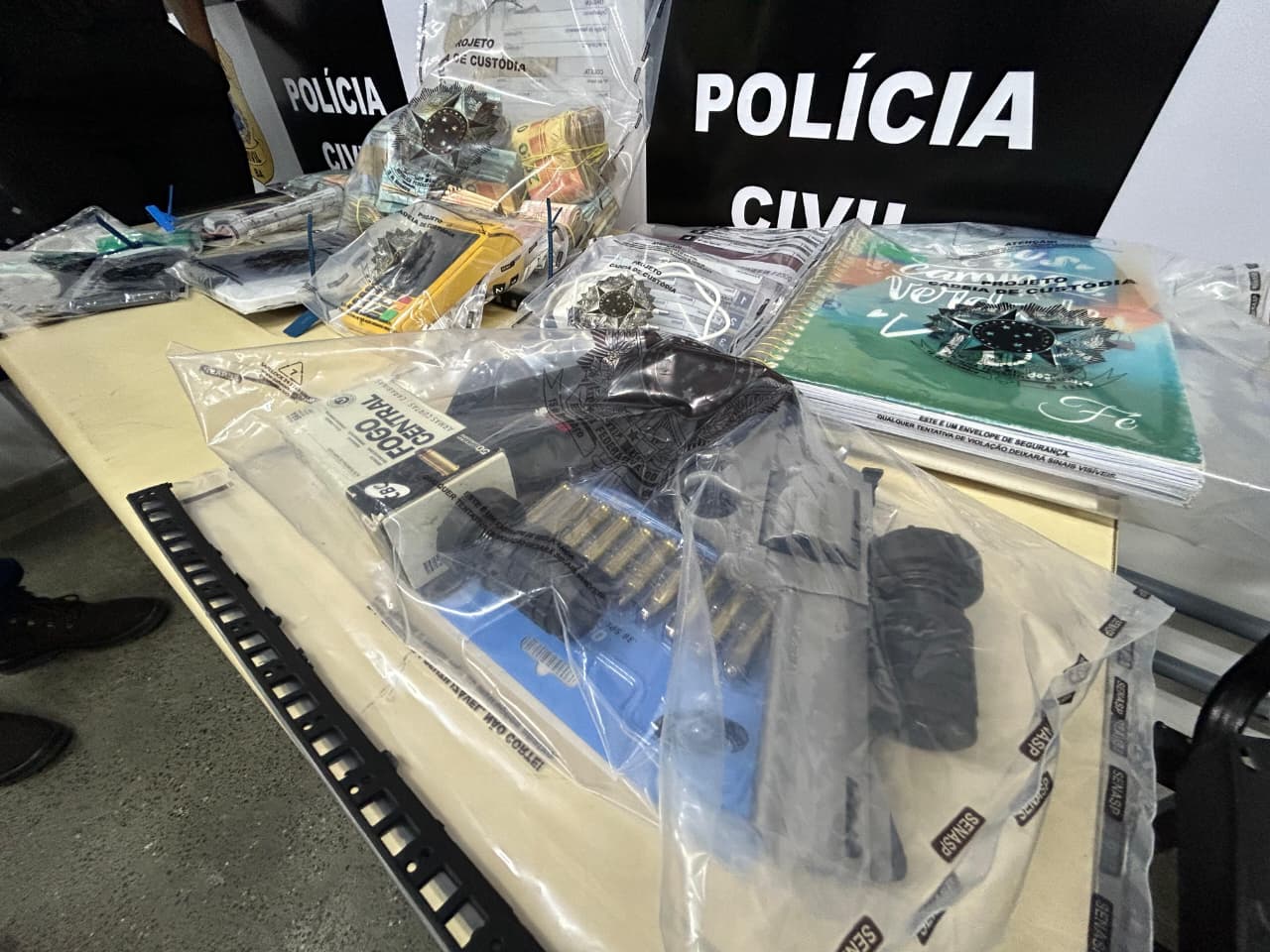 Materiais apreendidos são exibidos