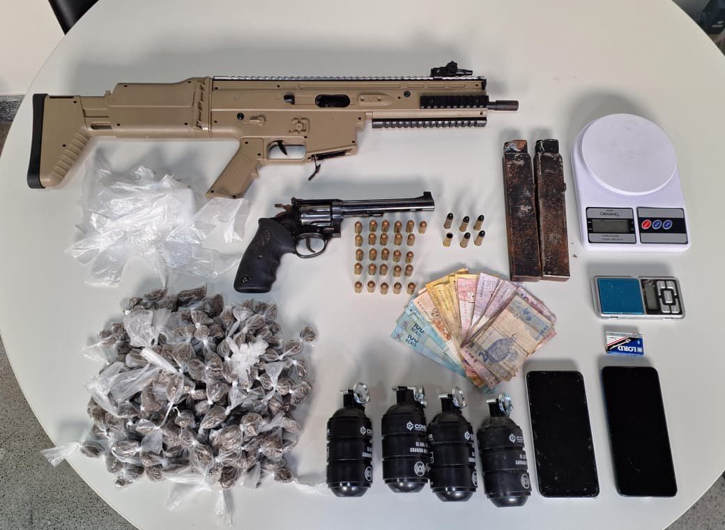 Materiais apreendidos são exibidos