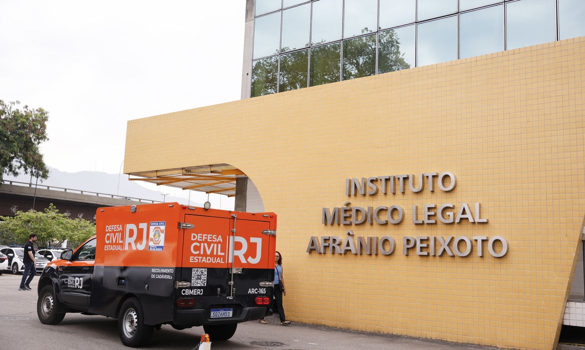Tânia Rêgo/Agência Brasil Rio de Janeiro (RJ), 29/10/2025 - Carro da Defesa Civil chega no Instituto Médico-Legal após o resgate de dezenas de corpos por moradores da Comunidade da Penha, na zona norte do Rio de Janeiro. Corpos são resgatados por moradores para a Praça São Lucas, na Penha, zona norte do Rio de Janeiro. Operação Contenção. Foto: Tânia Rêgo/Agência Brasil