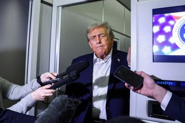 Presidente dos EUA, Donald Trump, fala com jornalistas a bordo do avião presidencial Força Aérea Um  24/10/2025 Reuters/Evelyn Hockstein/Proibida reprodução