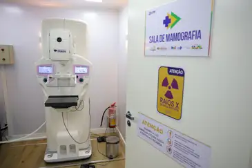 Brasília (DF) 23/10/2025 - Equipamento de mamografia da carreta de saúde da mulher do programa Agora Tem Especialistas no estacionamento do Hospital Regional de Ceilândia, cidade satélite de Brasília Foto: Fabio Rodrigues-Pozzebom/ Agência Brasil