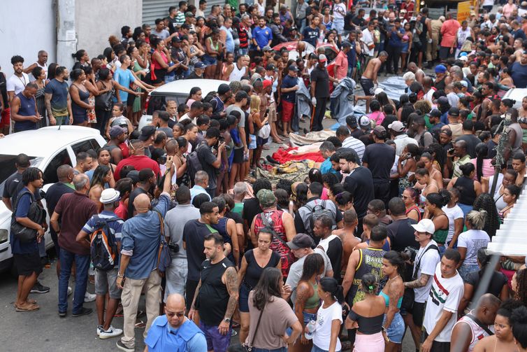 Rio de Janeiro (RJ), 29/10/2025 - Dezenas de corpos são trazidos por moradores para a Praça São Lucas, na Penha, zona norte do Rio de Janeiro. Operação Contenção.  Foto: Tomaz Silva /Agência Brasil