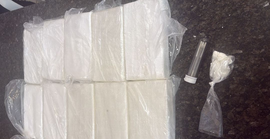 mais-de-10kg-de-drogas-sao-apreendidas-pela-pm-na-calcada