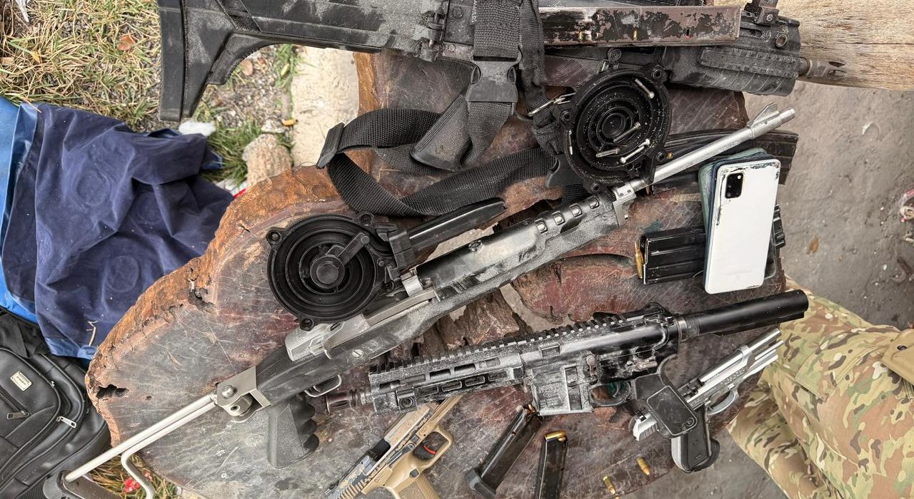 fuzis,-pistolas,-submetralhadora-e-granada-sao-apreendidos-com-traficantes-associados-a-faccao-carioca