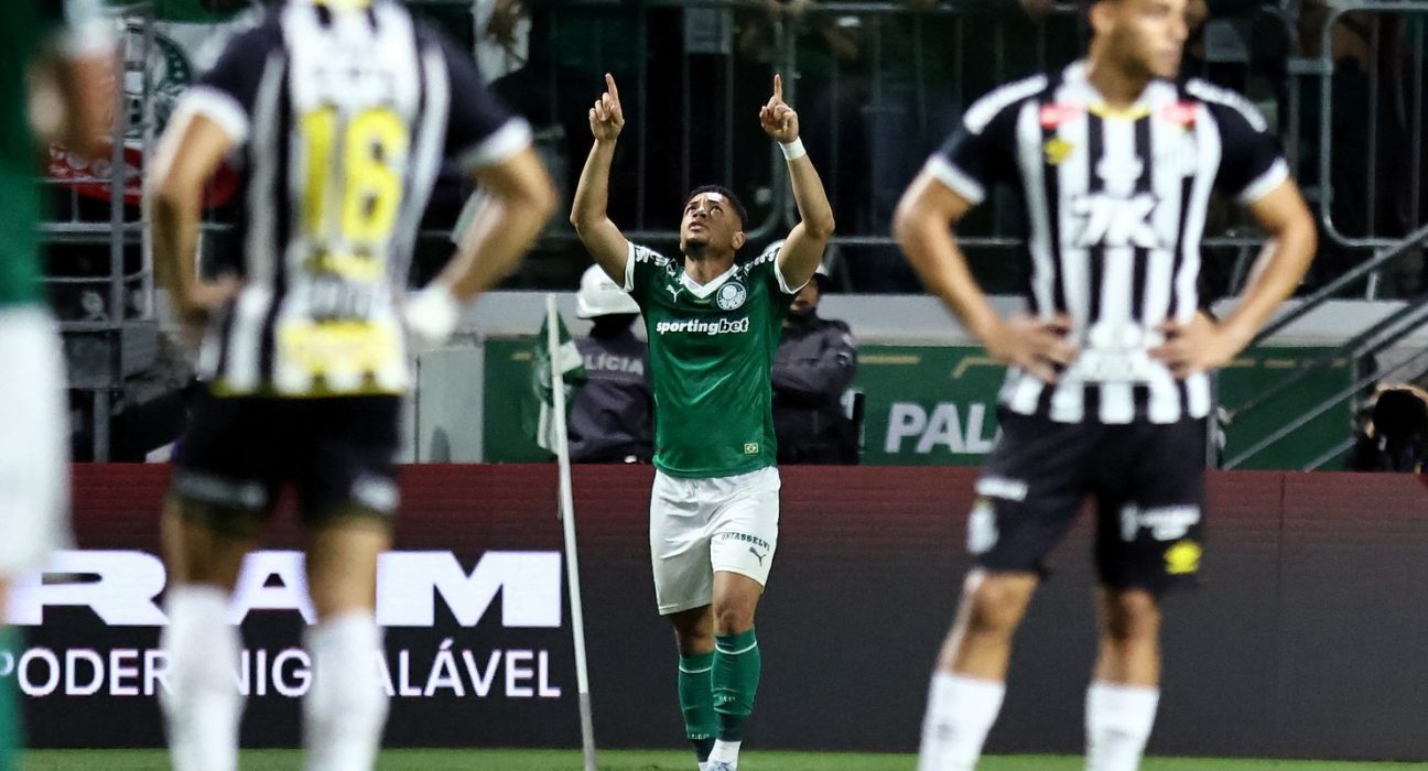 vitor-roque-decide-e-palmeiras-vence-classico-com-santos-no-brasileiro